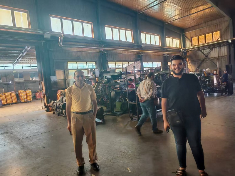 Pneus de motocicleta e câmaras de ar ganham reconhecimento de cliente egípcio durante visita à fábrica
